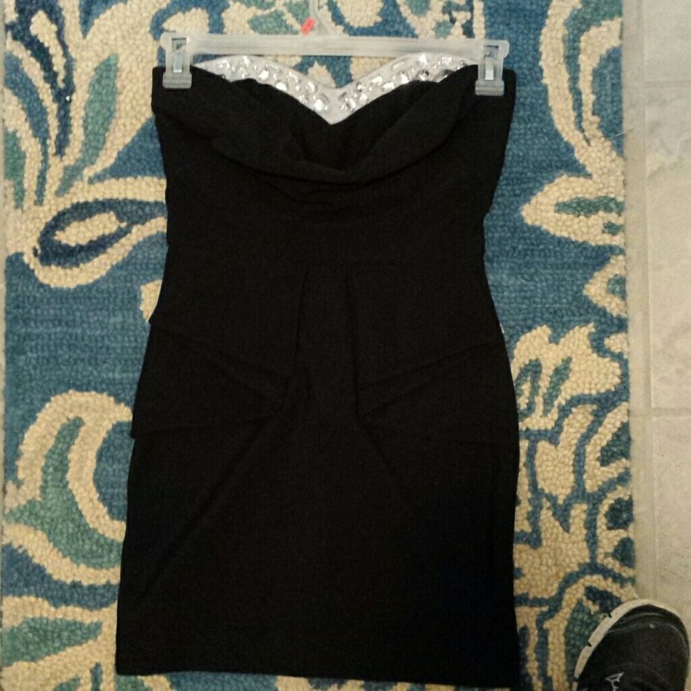 Adorable Ruby Rox strapless mini dress